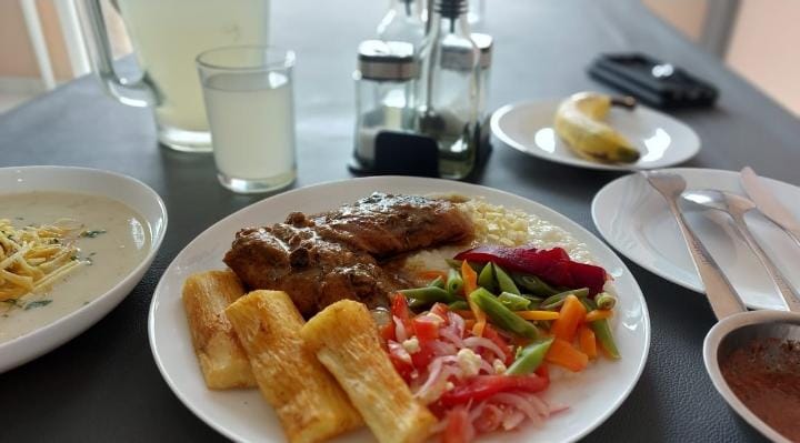 Menú con yuca y carne