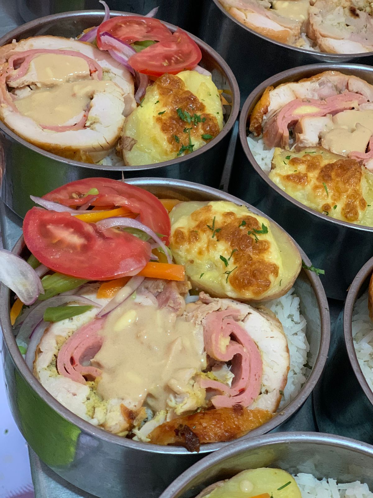 Pollo relleno con papa gratinada